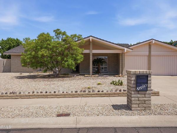 2206 E NICOLET Avenue, Phoenix, AZ 85020