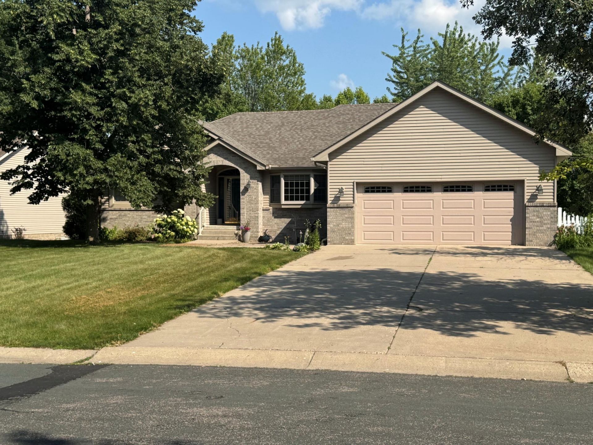 955 Lakewood Drive Sw, Hutchinson, MN 55350 Main Photo