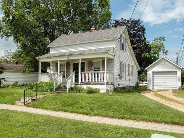 516 3rd St SW , Waverly, IA 50677