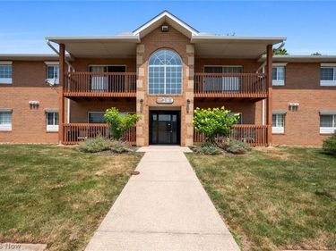 10391 Glenway Drive, Unit 202, Twinsburg, OH 44087