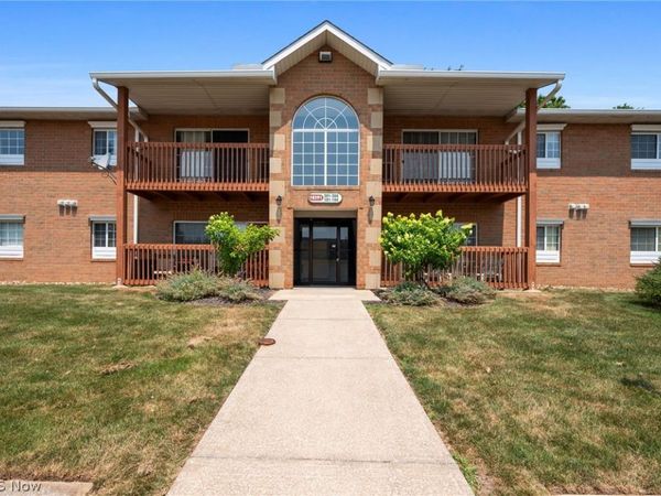 10391 Glenway Drive, Unit 202, Twinsburg, OH 44087