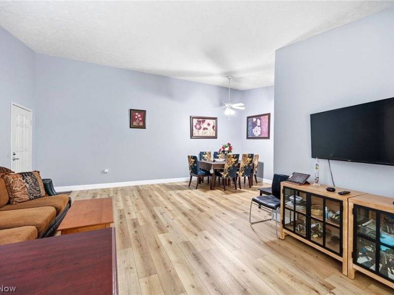10391 Glenway Drive, Unit 202, Twinsburg, OH 44087 Photo 3