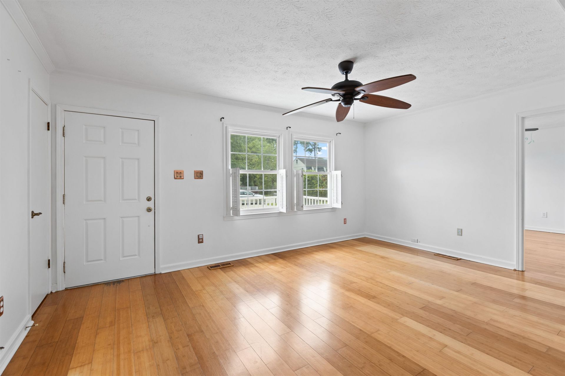 706 Thomas Ave. Photo 4