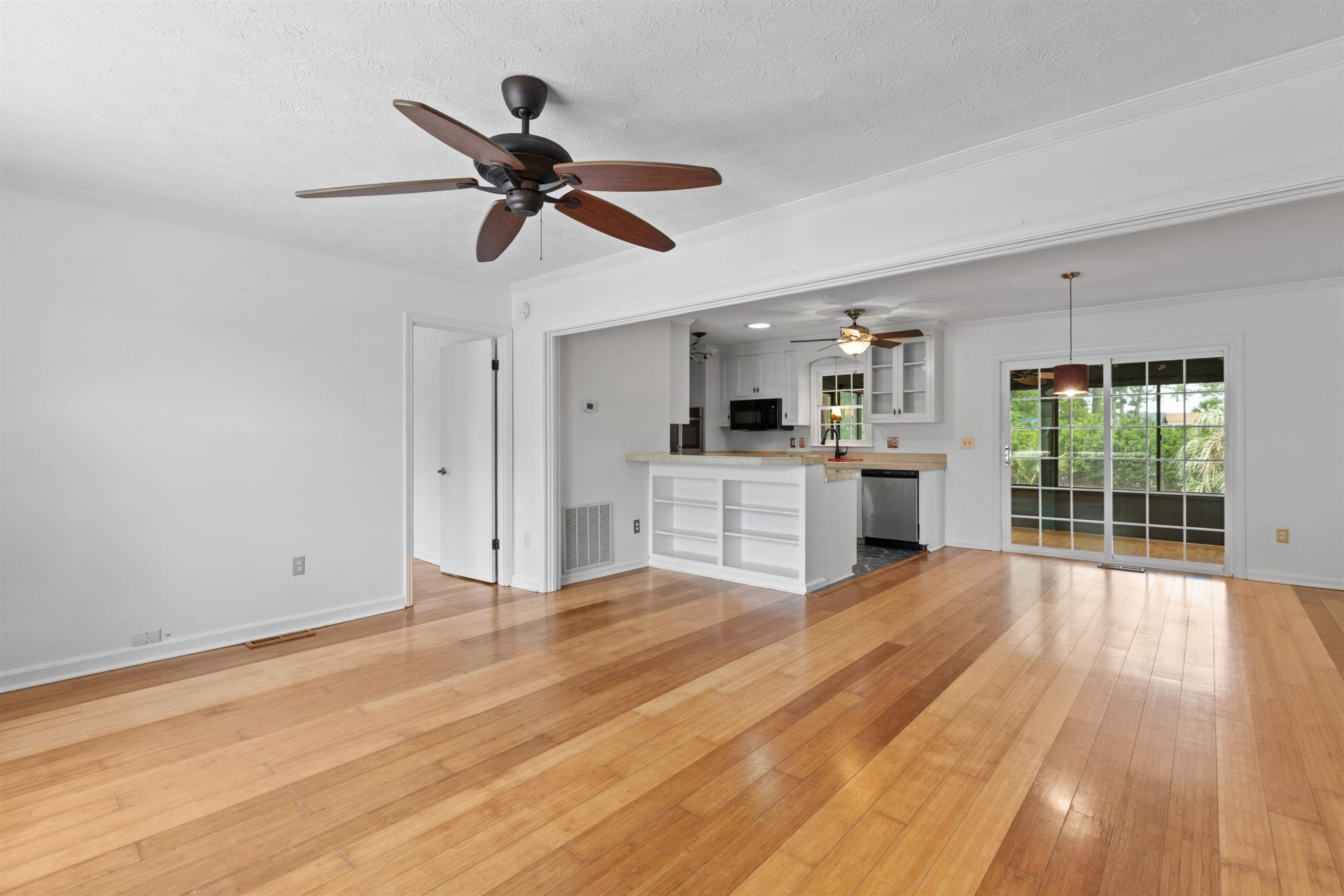 706 Thomas Ave. Photo 7