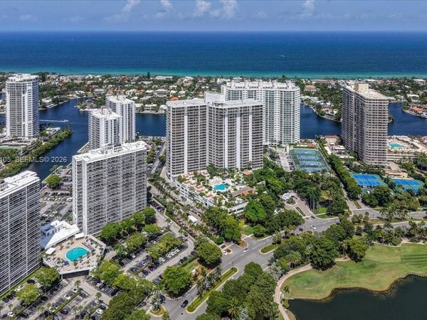20515 E Country Club Dr , Unit 2048, Aventura, FL 33180
