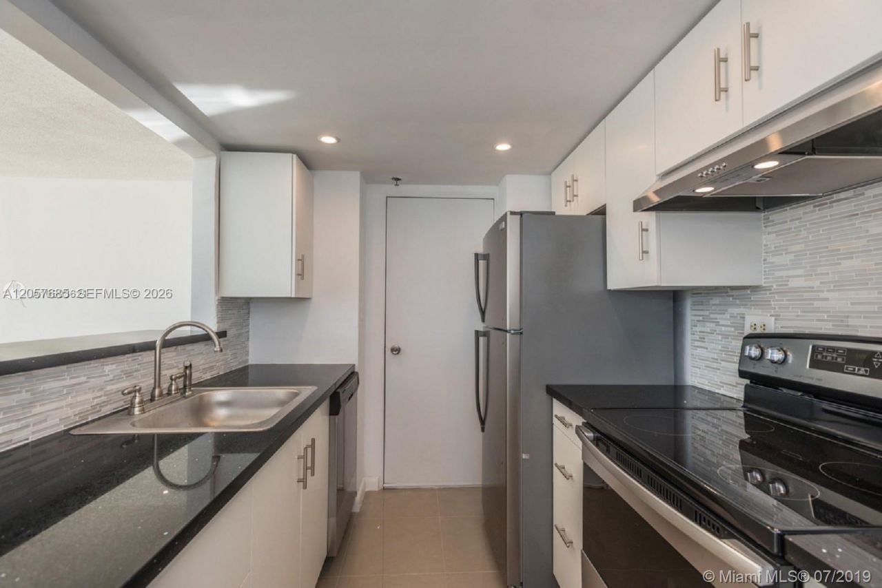 7545 E Treasure Dr, Unit 2H, North Bay Village, FL 33141 Photo