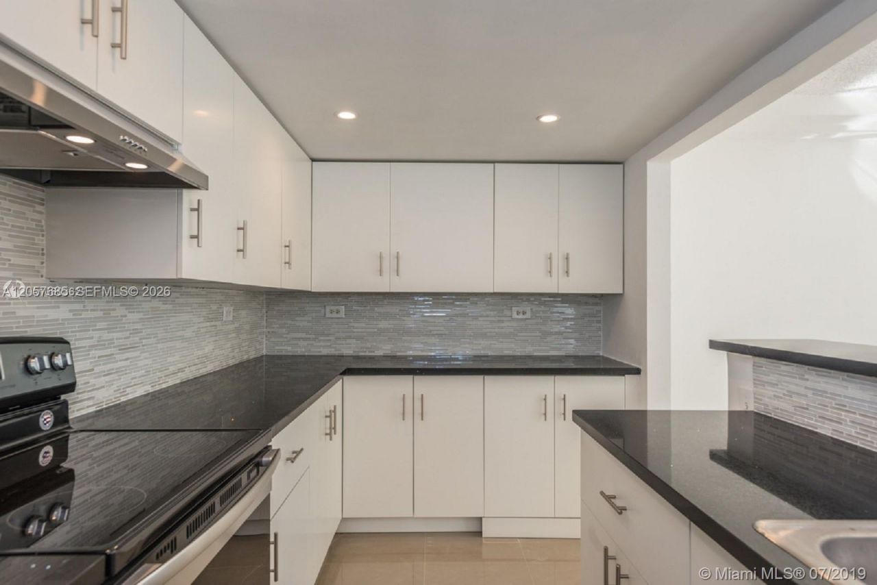 7545 E Treasure Dr, Unit 2H, North Bay Village, FL 33141 Photo
