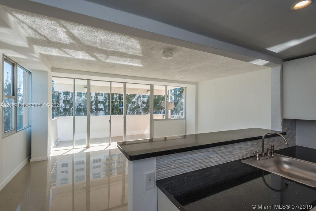 7545 E Treasure Dr, Unit 2H, North Bay Village, FL 33141 Photo