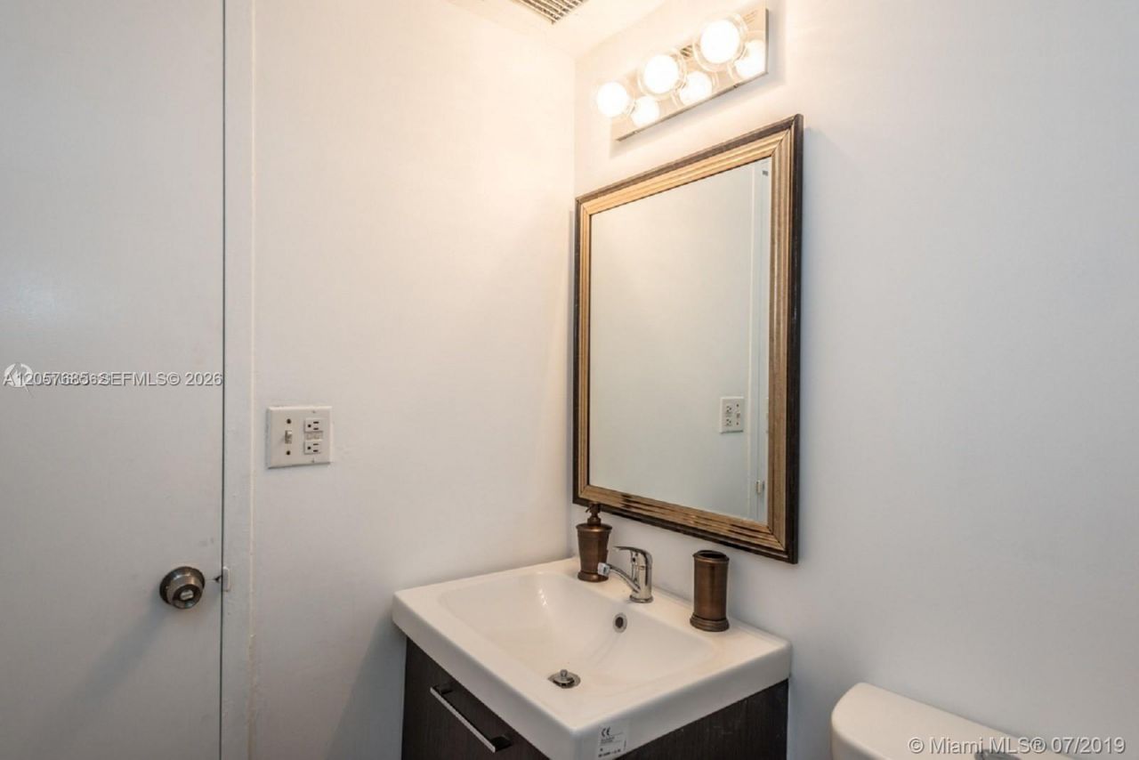 7545 E Treasure Dr, Unit 2H, North Bay Village, FL 33141 Photo