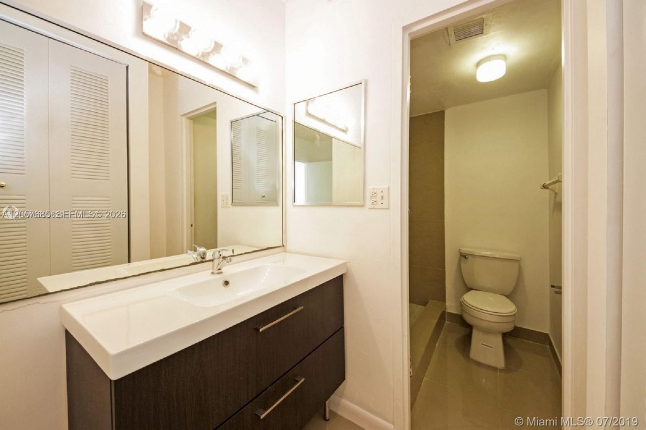 7545 E Treasure Dr, Unit 2H, North Bay Village, FL 33141 Photo