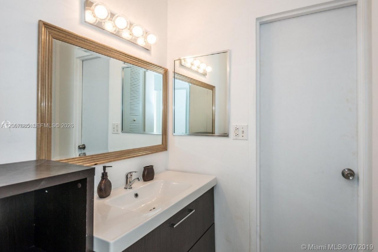 7545 E Treasure Dr, Unit 2H, North Bay Village, FL 33141 Photo