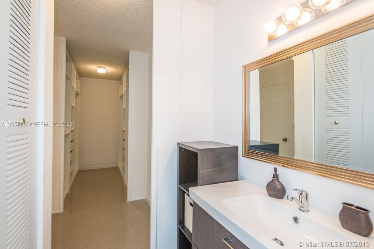 7545 E Treasure Dr, Unit 2H, North Bay Village, FL 33141 Photo