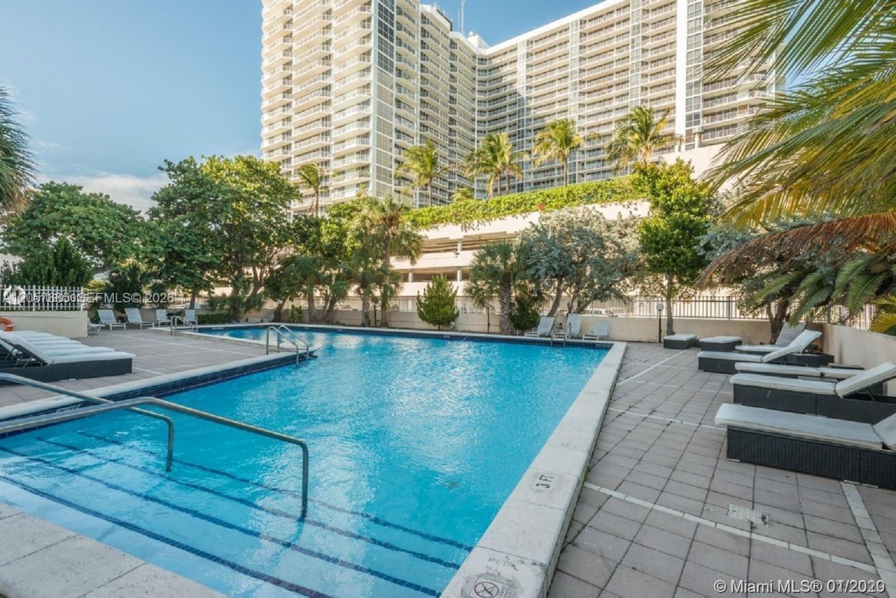 7545 E Treasure Dr, Unit 2H, North Bay Village, FL 33141 Photo