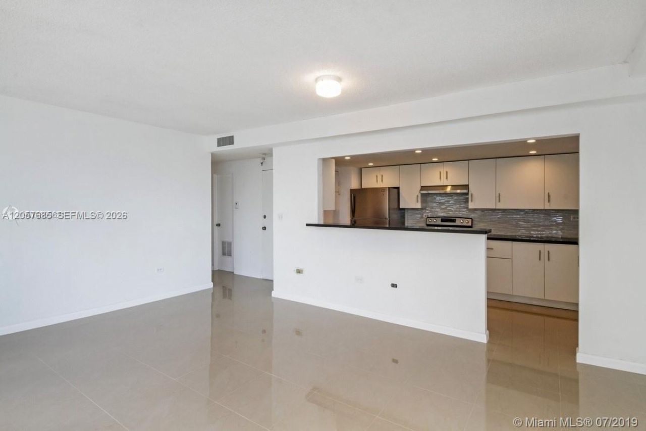 7545 E Treasure Dr, Unit 2H, North Bay Village, FL 33141 Photo