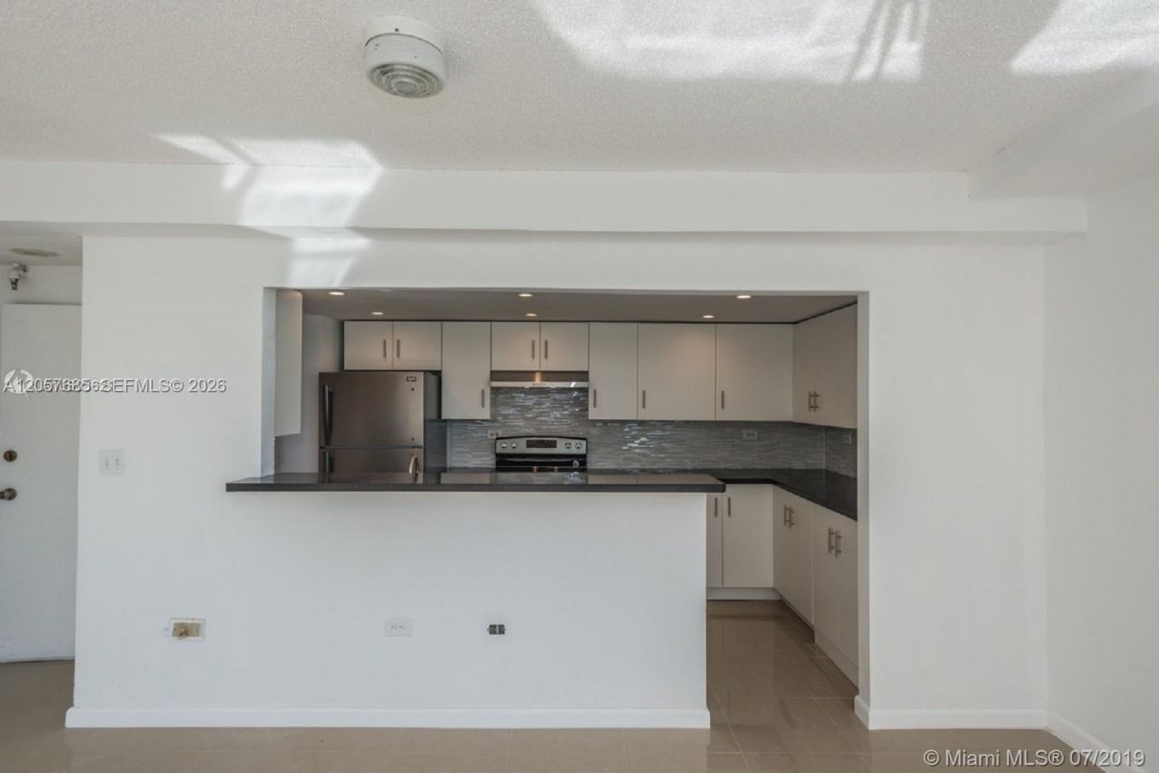 7545 E Treasure Dr, Unit 2H, North Bay Village, FL 33141 Photo