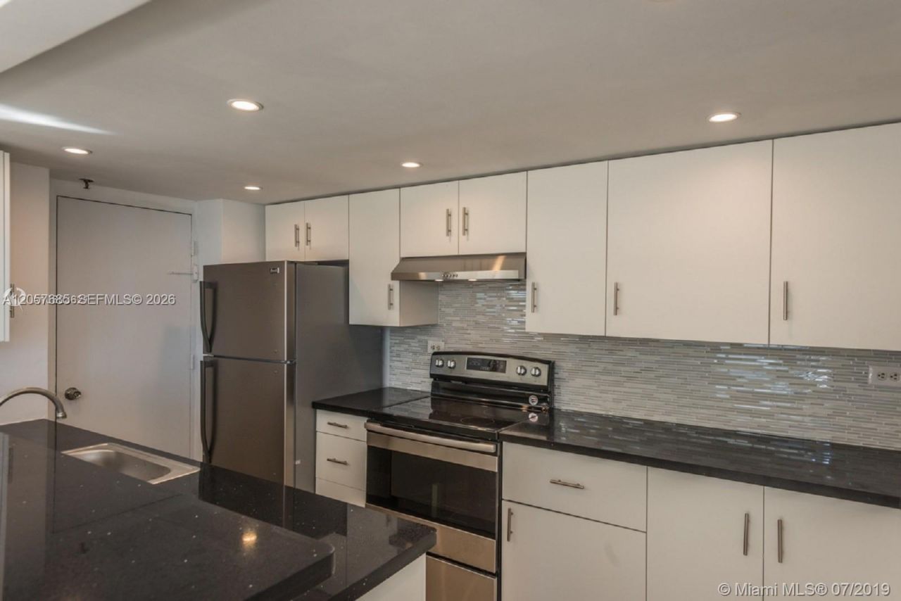 7545 E Treasure Dr, Unit 2H, North Bay Village, FL 33141 Photo
