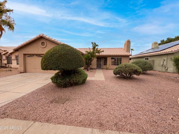 2945 E HONONEGH Drive, Phoenix, AZ 85050