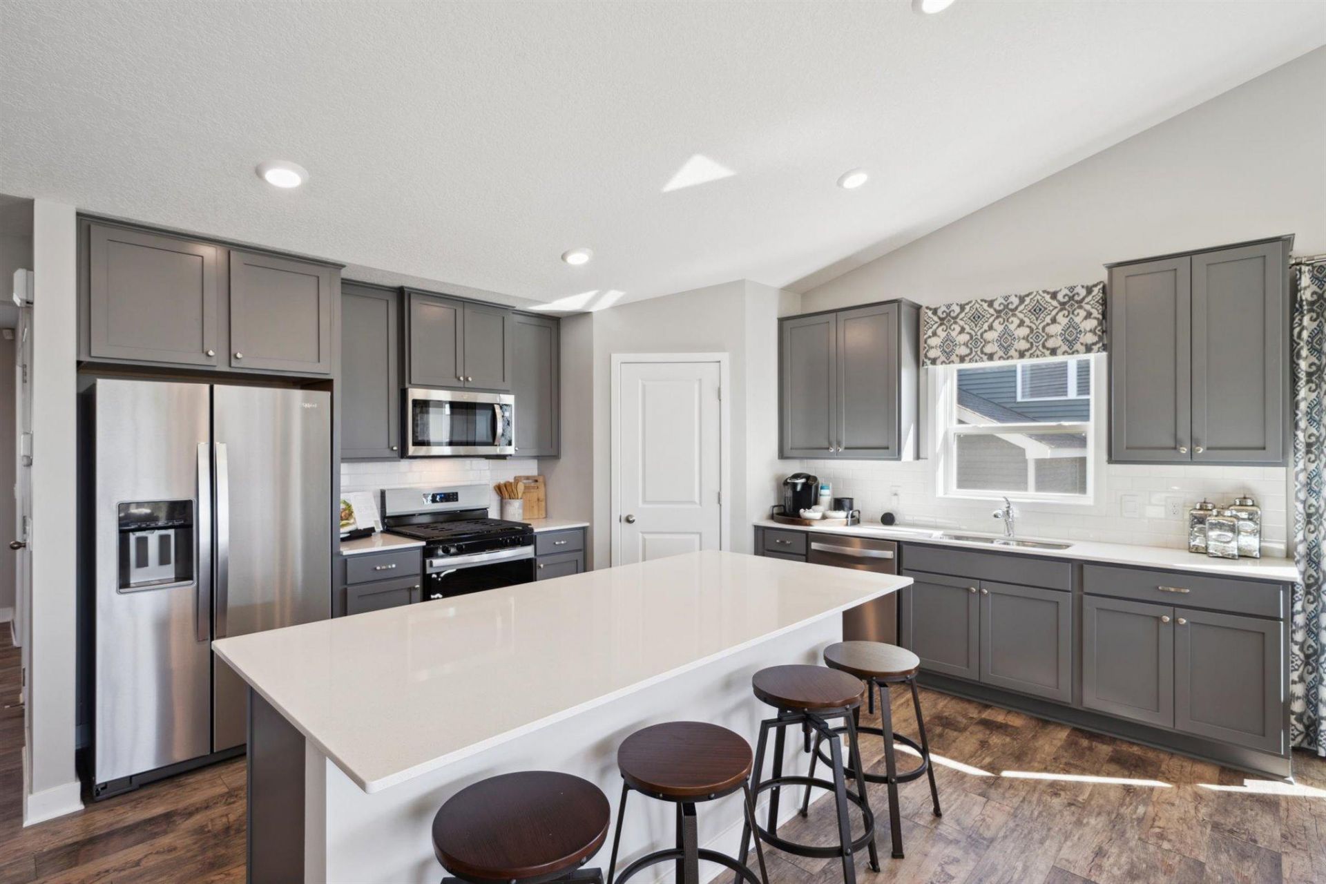 1644 Shasta Drive, Shakopee, MN 55379 Main Photo