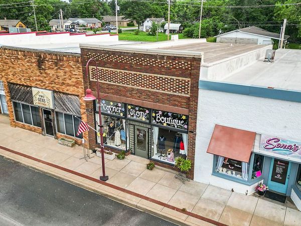 232 E Main Street , Gentry, AR 72734