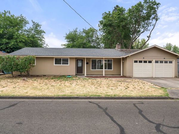 110 Victoria Way, Central Point, OR 97502