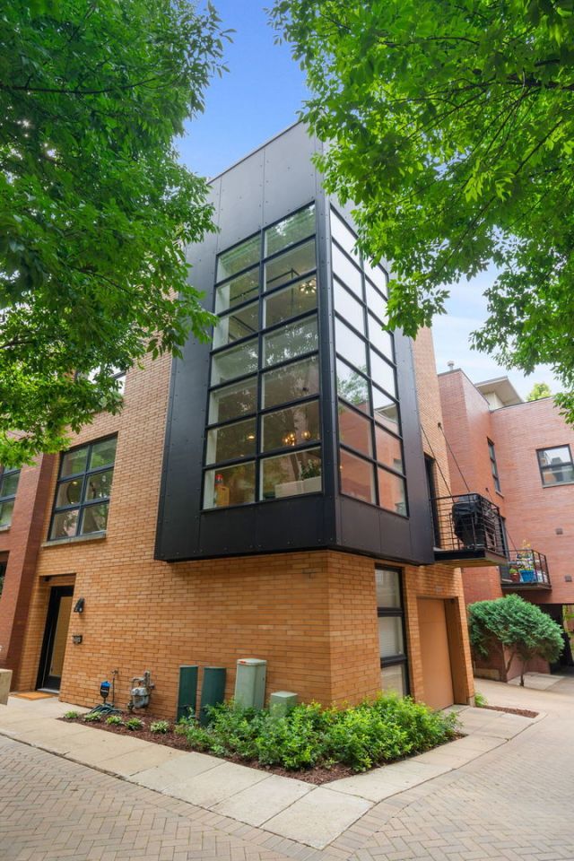 2024 W Willow Street , Chicago, IL 60647