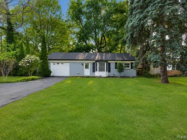 648 S Cass Lake Road , Waterford Twp, MI 48328