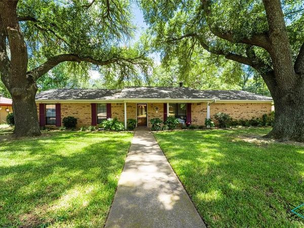 800 E Clinton Avenue , Athens, TX 75751