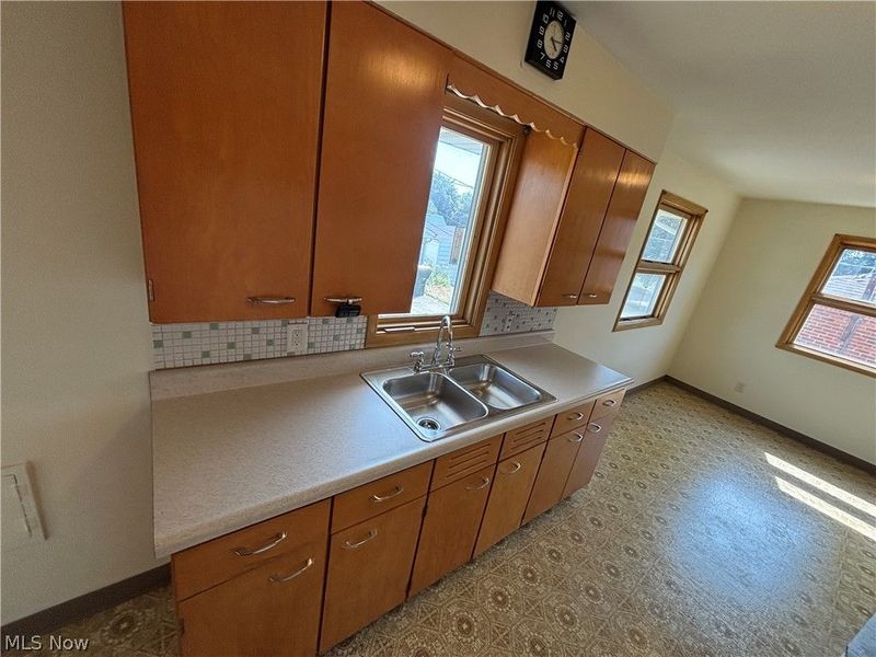 536 WESTVIEW Road, Bedford, OH 44146 Photo 16