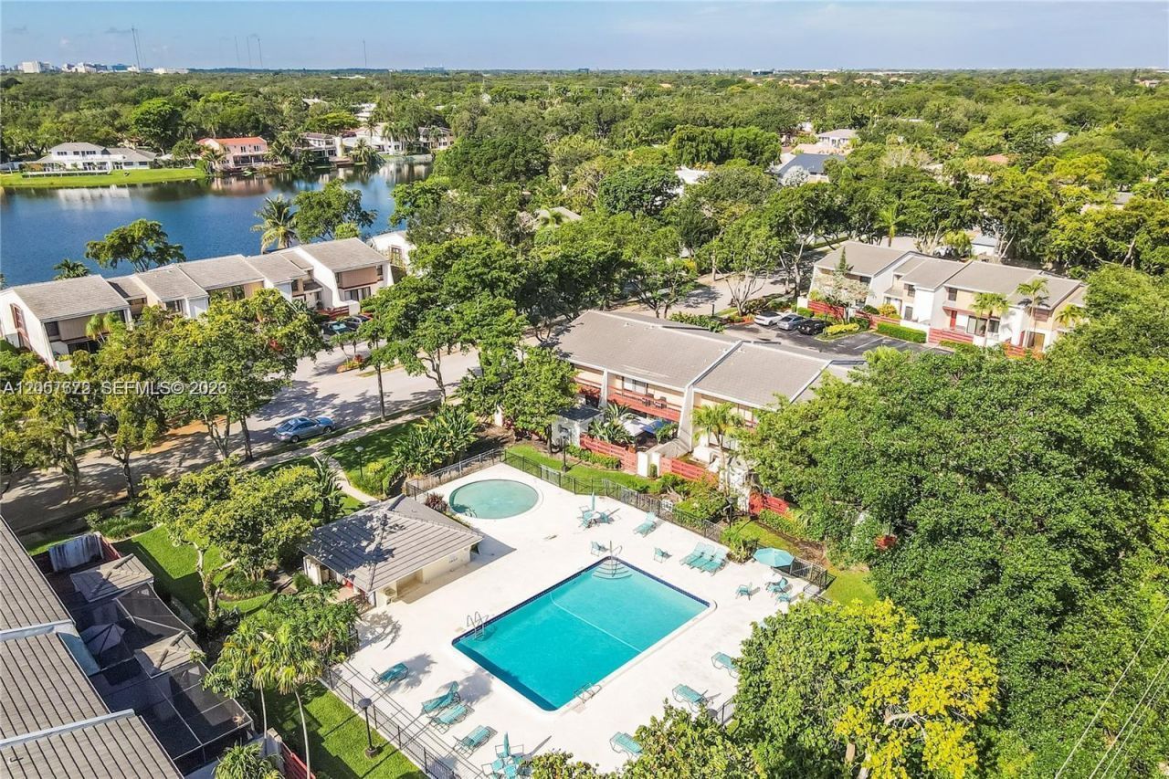 3908 Parkside Ln, Unit 229, Hollywood, FL 33021 Photo