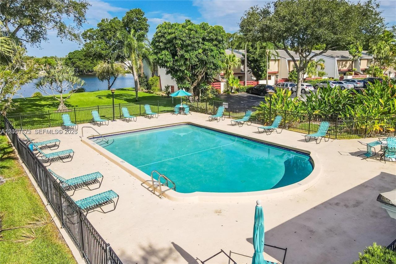 3908 Parkside Ln, Unit 229, Hollywood, FL 33021 Photo