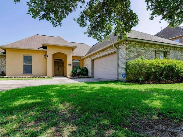 37182 Cobblestone Ave, Geismar, LA 70734