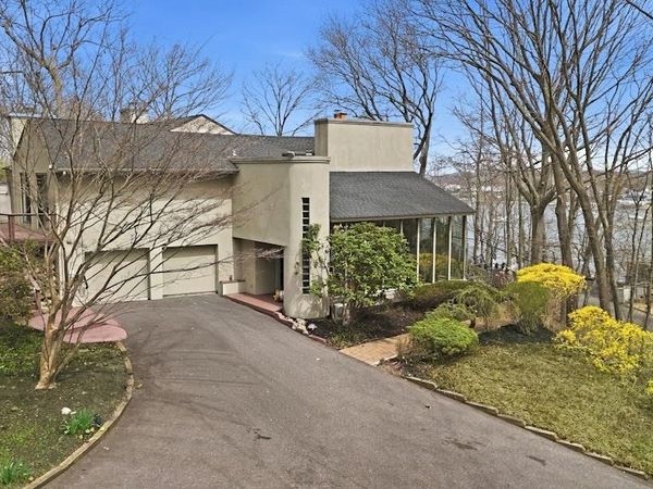 8 Idle Day Knoll , Centerport, NY 11721