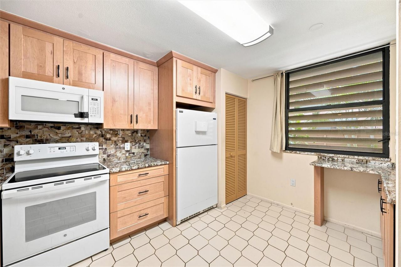 240 Sherwood Drive , Bradenton, FL 34210 Photo