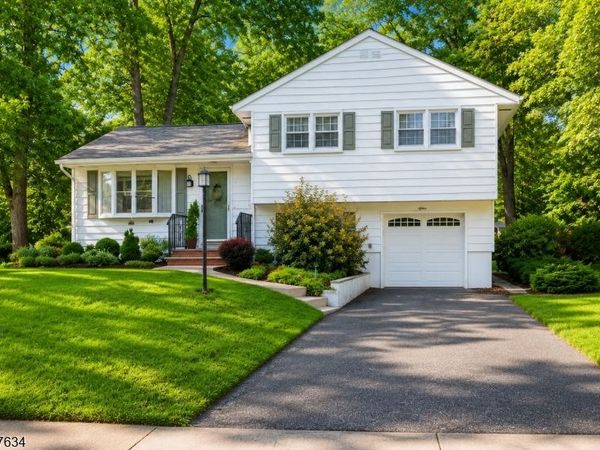 15 Stonehill Rd, Randolph, NJ 07869