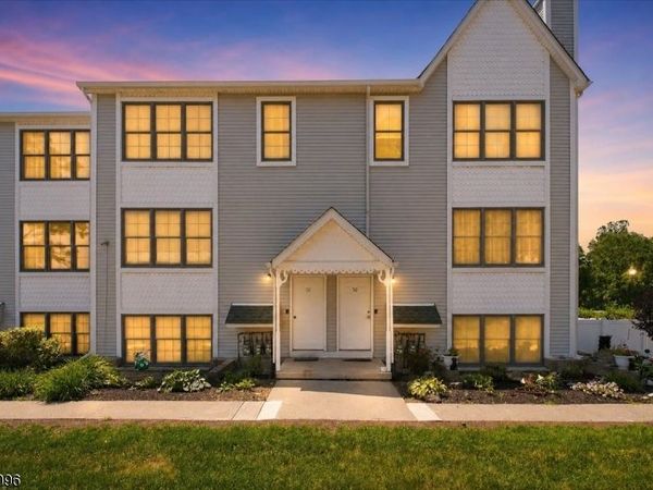52 Burlington Ct, Hamburg, NJ 07419