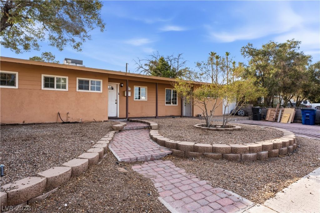 1001 Silver Lake Drive , Las Vegas, NV 89108