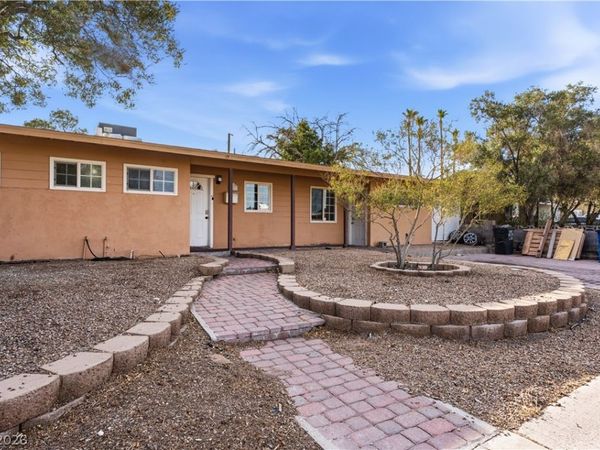 1001 Silver Lake Drive , Las Vegas, NV 89108