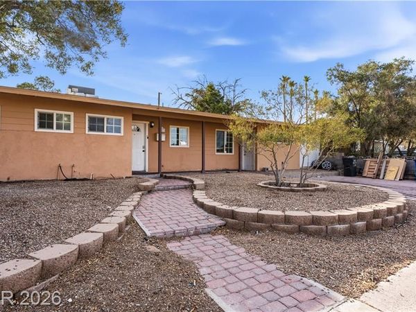 1001 Silver Lake Drive , Las Vegas, NV 89108