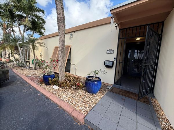 6932 Crown Gate Dr , Miami Lakes, FL 33014