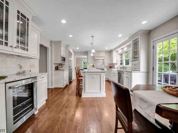 5 Fieldstone Dr, Clinton, NJ 08833