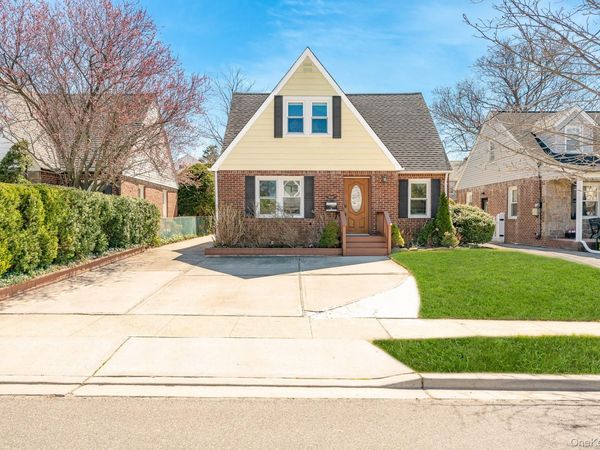 14 Milton Court , Rockville Centre, NY 11570