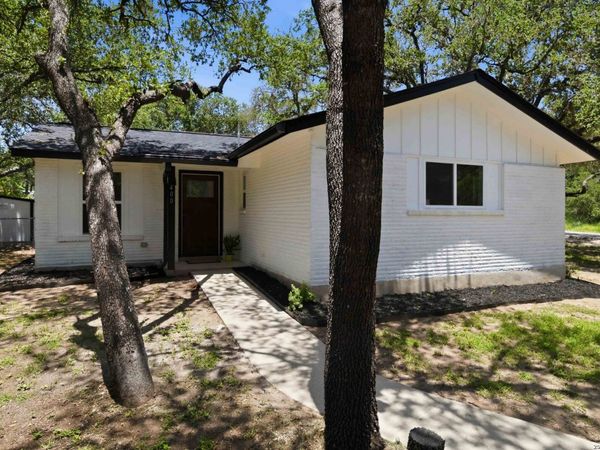 400 Wedgewood Way, Devine, TX 78016