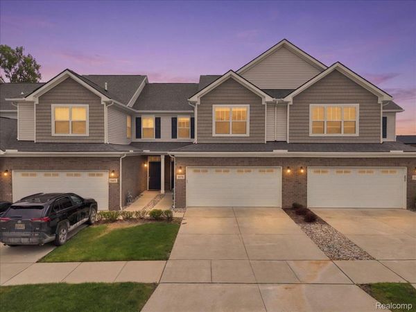 8678 Pioneer Street, Unit 9, Washington Township, Mi 48094