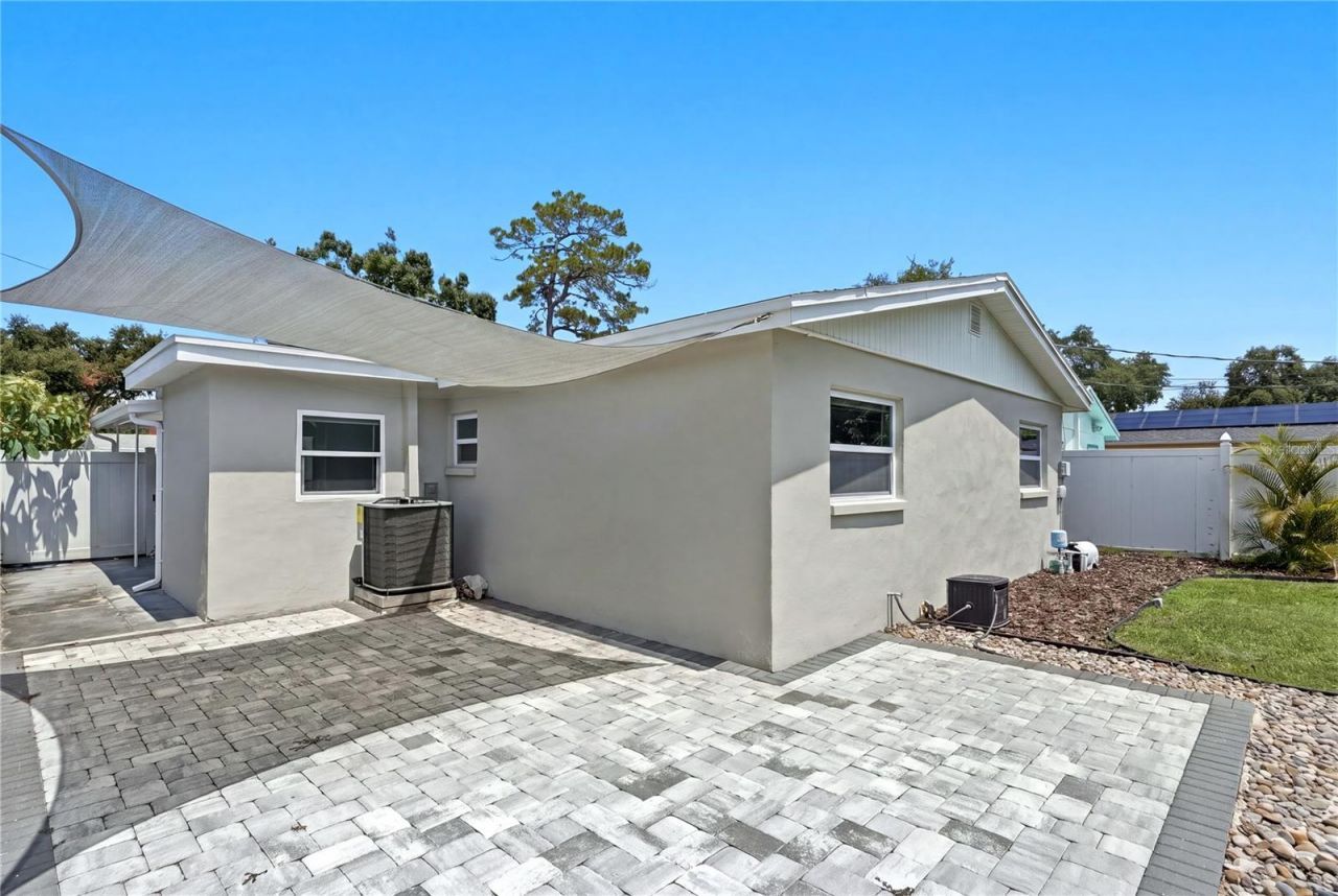 6810 Livingston Avenue N, Saint Petersburg, FL 33702 Photo