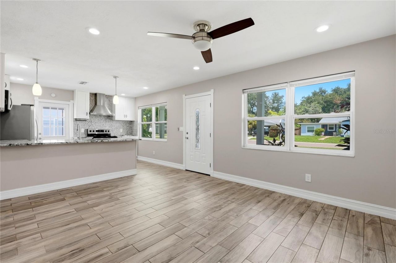 6810 Livingston Avenue N, Saint Petersburg, FL 33702 Photo