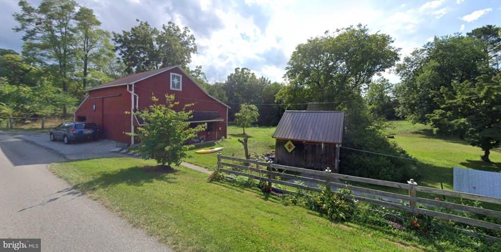 886 MENGES MILLS ROAD , SPRING GROVE, PA 17362