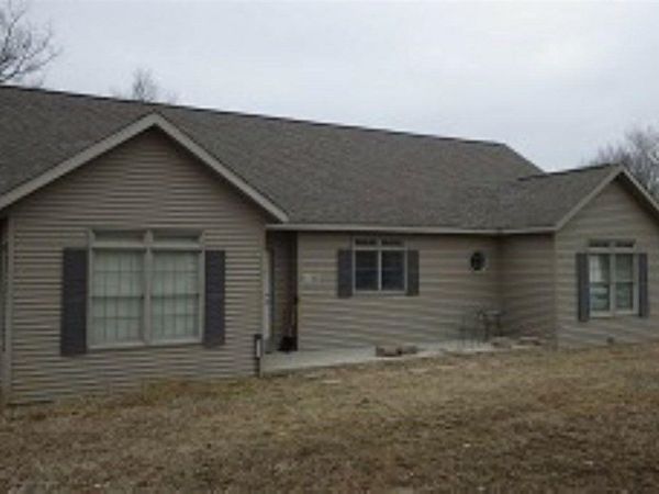 1051 Vine Ave, Riverside, IA 52327