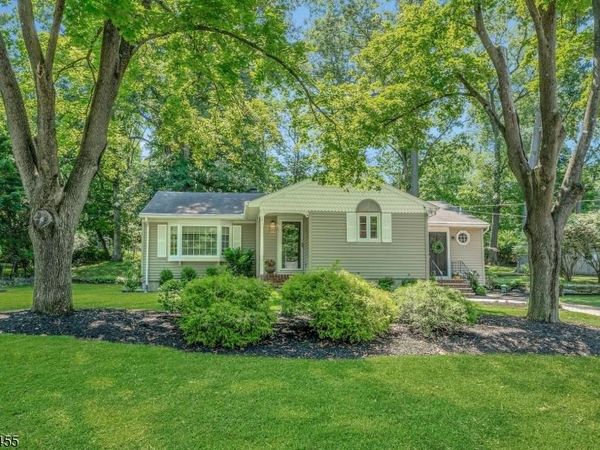 21 Hickory Dr, Oakland, NJ 07436