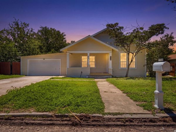 415 Elm St, Seguin, TX 78155
