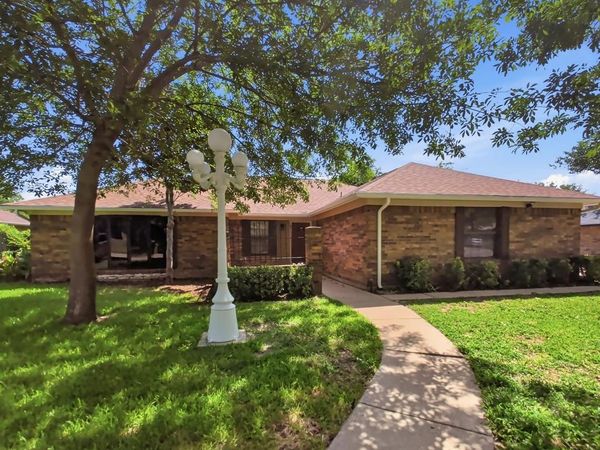 812 Ridgeview Drive , Burleson, TX 76028
